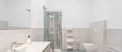 Ducha, secador de pelo, toallas