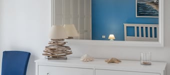 Casa Vacacional en el Centro del Pueblo con Terraza Privada, Wi-Fi y Aire Acondicionado