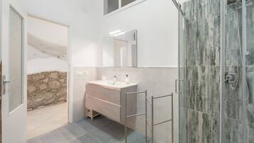 Dusche, Haartrockner, Handtücher
