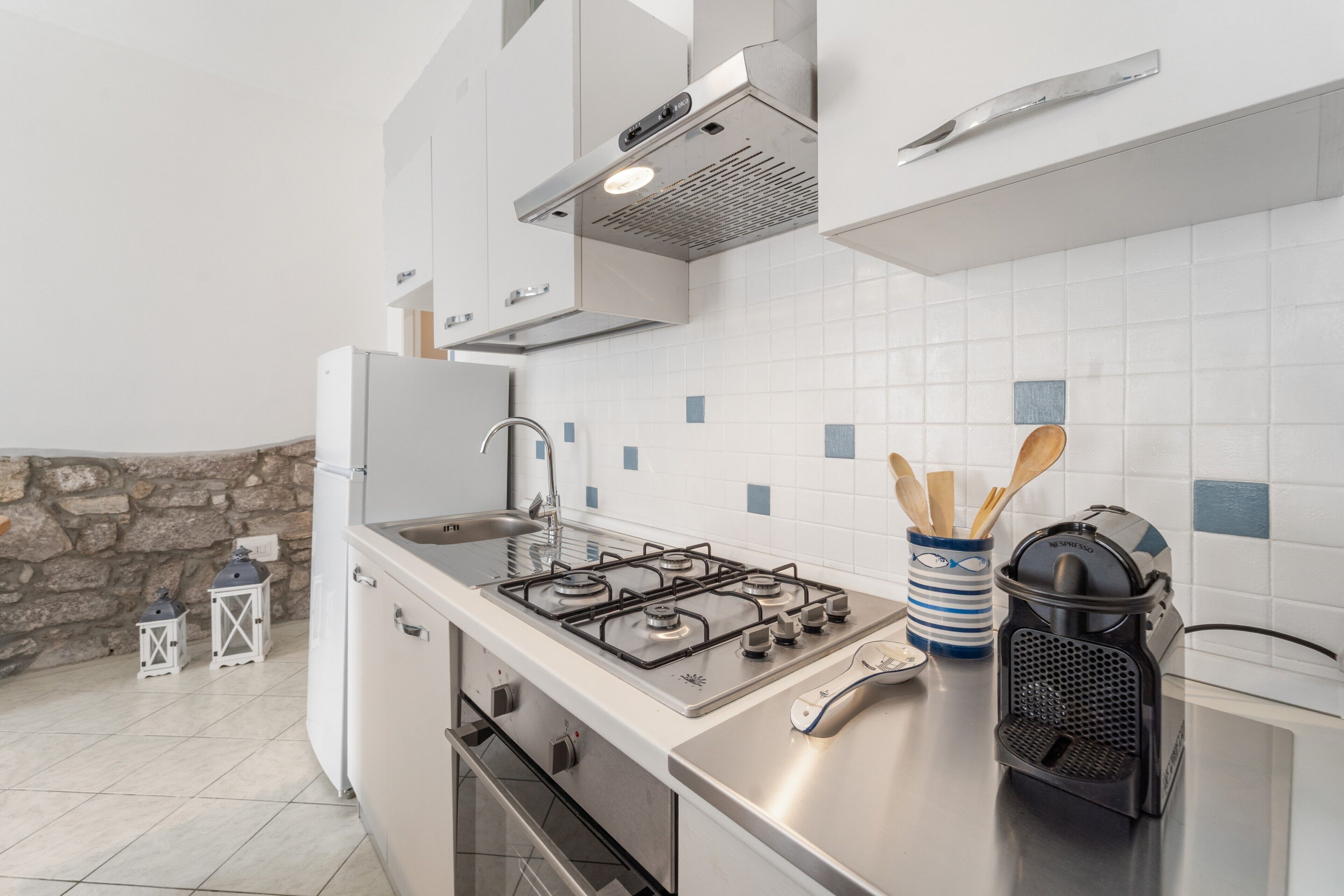 Frigorifero, microonde, forno, piano cottura