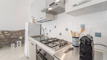 Frigorifero, microonde, forno, piano cottura