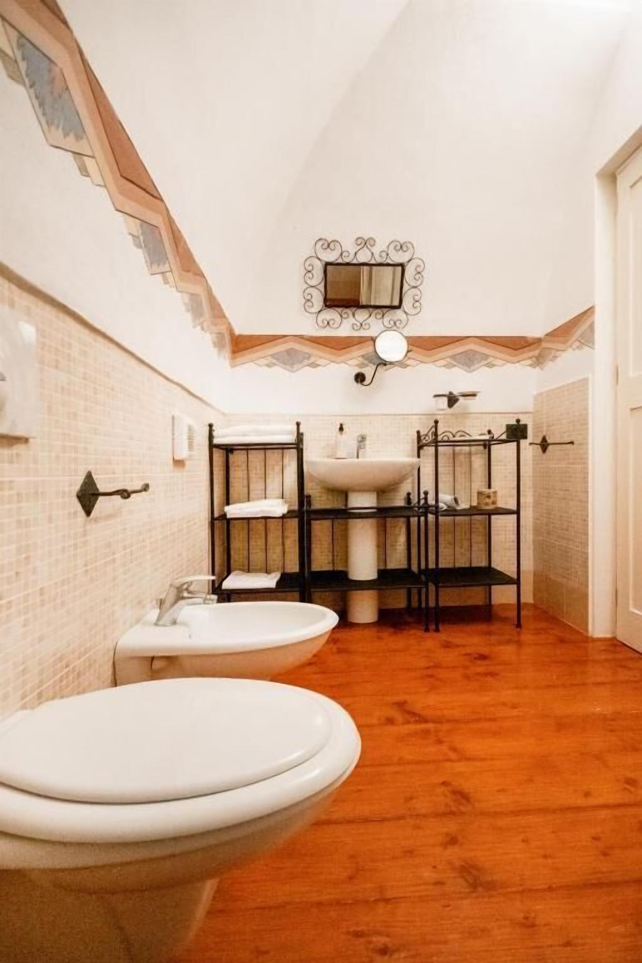 Kamar mandi | Shower, pengering rambut, handuk, dan tisu toilet