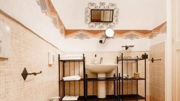 Kamar mandi | Shower, pengering rambut, handuk, dan tisu toilet