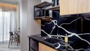 Junior Studio Suite | Private kitchenette | Mini-fridge, microwave, cookware/dishes/utensils