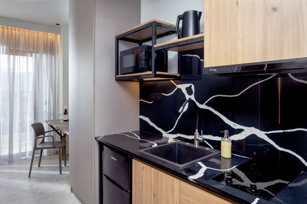 Studio Suite Junior | Dapur kecil pribadi | Lemari es kecil, microwave, dan peralatan masak/sendok-piring