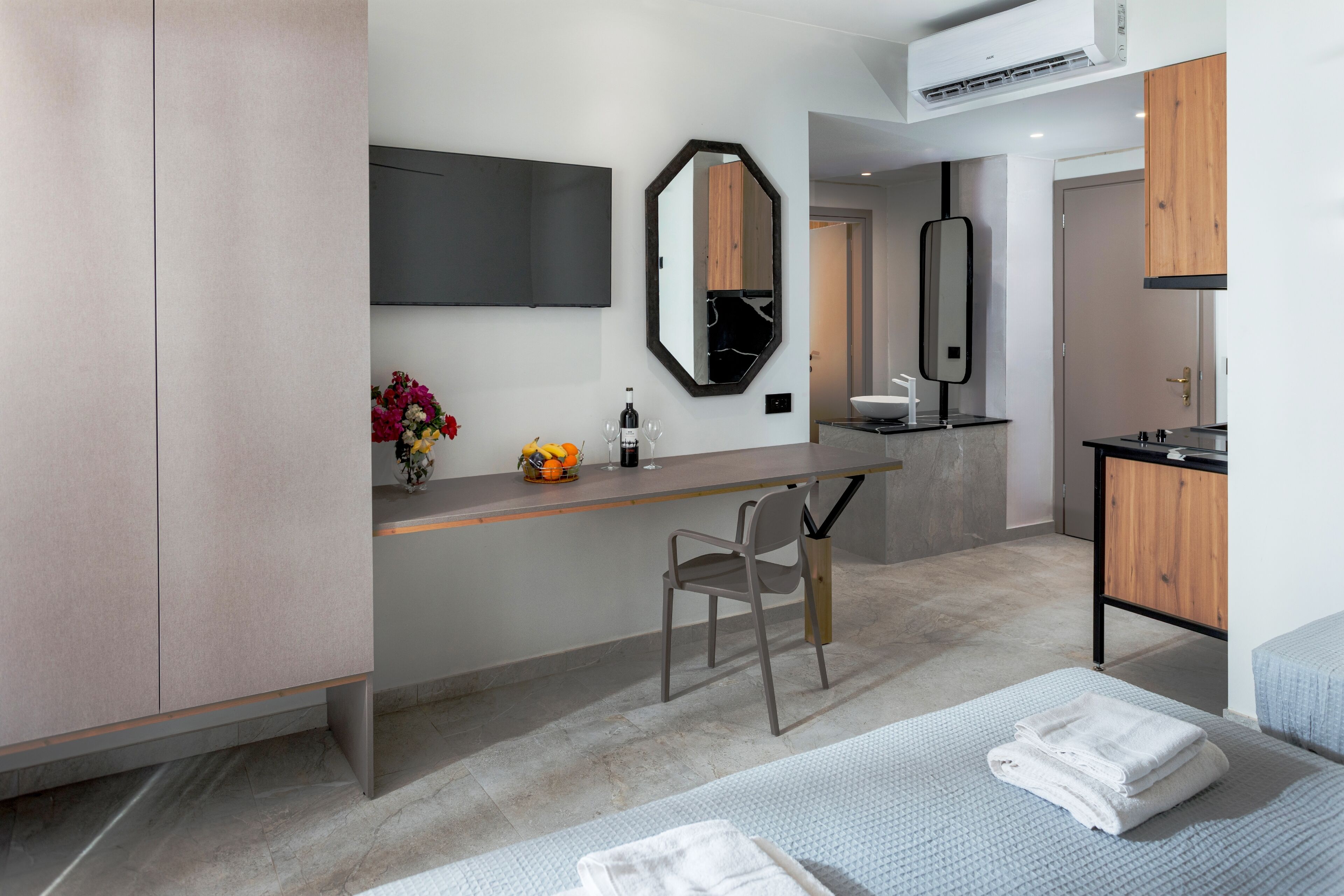 Junior Studio Suite | In-room safe, desk, free WiFi