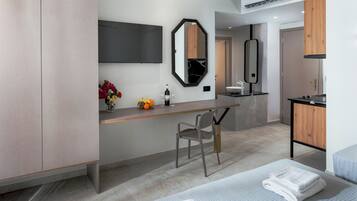 Junior Studio Suite | In-room safe, desk, free WiFi