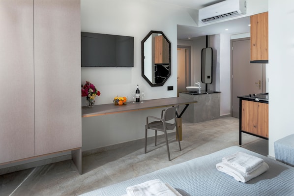 Studio Suite Junior | Brankas, meja kerja, dan Wi-Fi gratis
