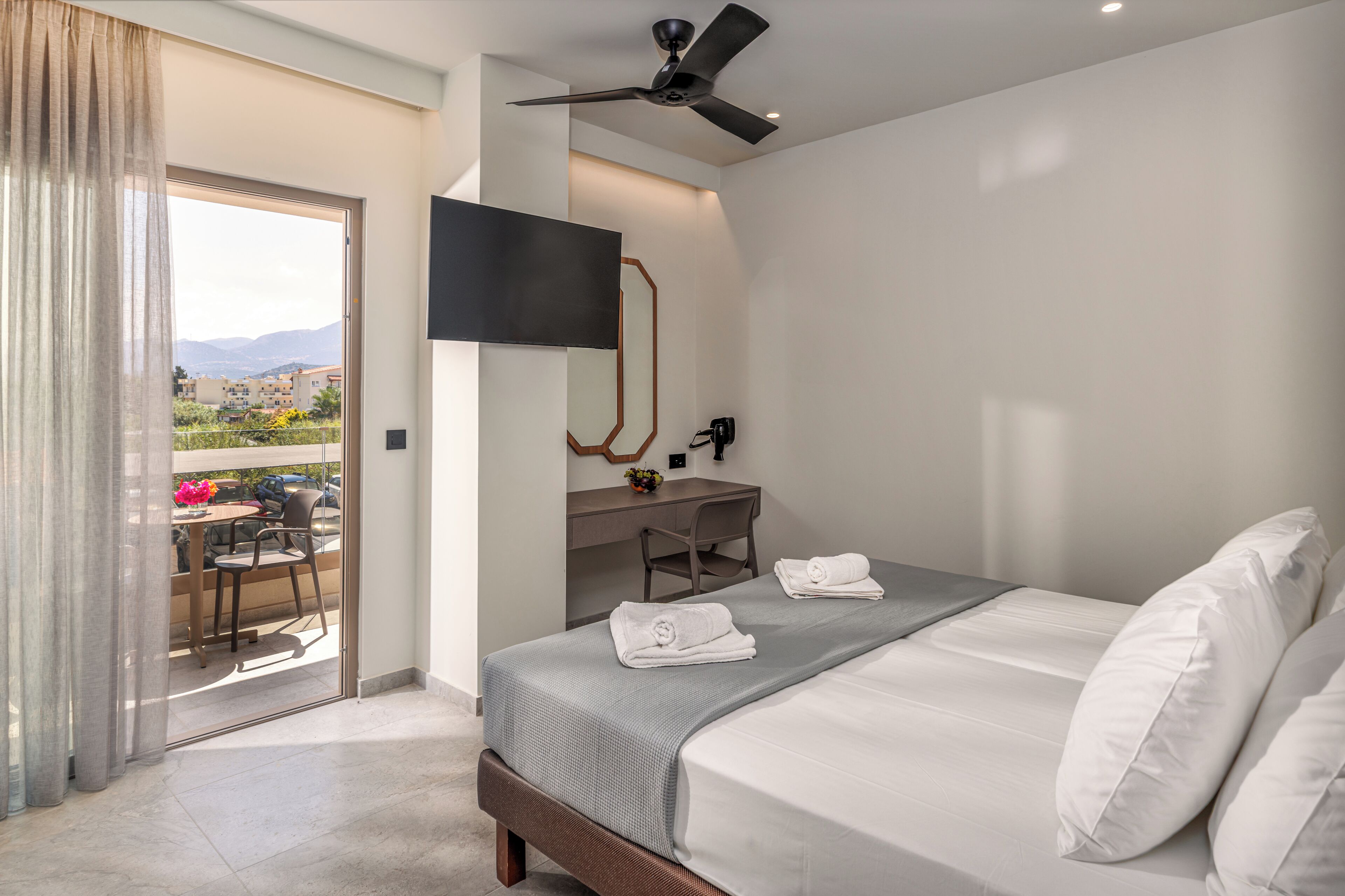 Suite | In-room safe, desk, WiFi (free)