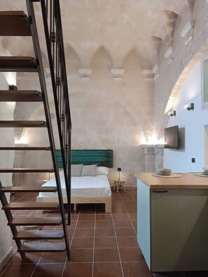 1 habitación, tabla de planchar con plancha y ropa de cama 