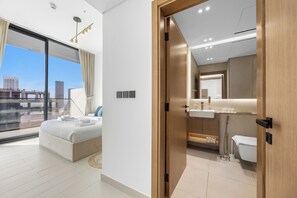 1 bedroom, iron/ironing board, Internet, bed sheets - Luxurious JVC Getaway l Infinity Pool & Gym (Dubai)