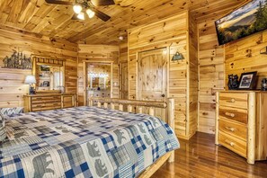 6 bedrooms, desk, iron/ironing board, free WiFi - Beartastic Mountain View Lodge, Game Room, Hot Tub! (Gatlinburg)