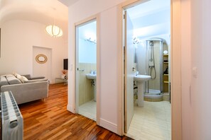 Shower, hair dryer - M (TOL241) Spectacular 2 bedroom apartment in the Plaza Mayor (Madrid)