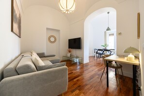 TV - M (TOL241) Spectacular 2 bedroom apartment in the Plaza Mayor (Madrid)