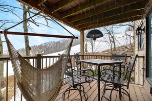 Outdoor dining - Eagles Court 41 with Wintergreen Advantage (Wintergreen)