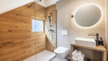 Dusche, kostenlose Toilettenartikel, Haartrockner, Hausschuhe