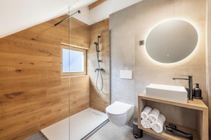 Douche, articles de toilette gratuits, sèche-cheveux, chaussons