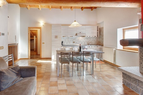 Interior. Apartment '4' with Mountain View, Shared Garden and Wi-Fi