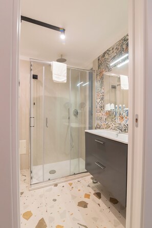 Habitació doble Deluxe, balcó, vistes a la ciutat | Bany | Dutxa, assecador de cabells, tovalloles i sabó 