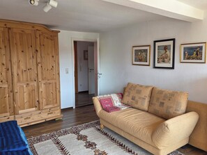 Living area - Apartment "Saskia" with a wonderful view of the old town and roof terrace! (Hammelburg)