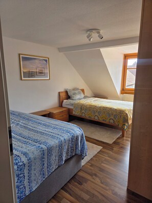 Iron/ironing board, bed sheets - Apartment "Saskia" with a wonderful view of the old town and roof terrace! (Hammelburg)
