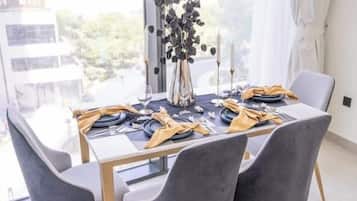 Appartement Luxe, vue ville | Restauration dans la chambre