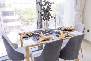 Luxury Apartment, City View | In-room dining - Vogue | Sobha Hartland close to Downtown Dubai Mall | Burj Khalifa (Dubai)