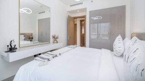 Luxury Apart Daire, Şehir Manzaralı | Mısır pamuklu çarşaf takımı, kaliteli yatak takımı, odada kasa, masa