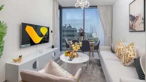 Luxury Apart Daire, Şehir Manzaralı | Oturma alanı | Kablolu TV kanalları bulunan 65 inç akıllı televizyon