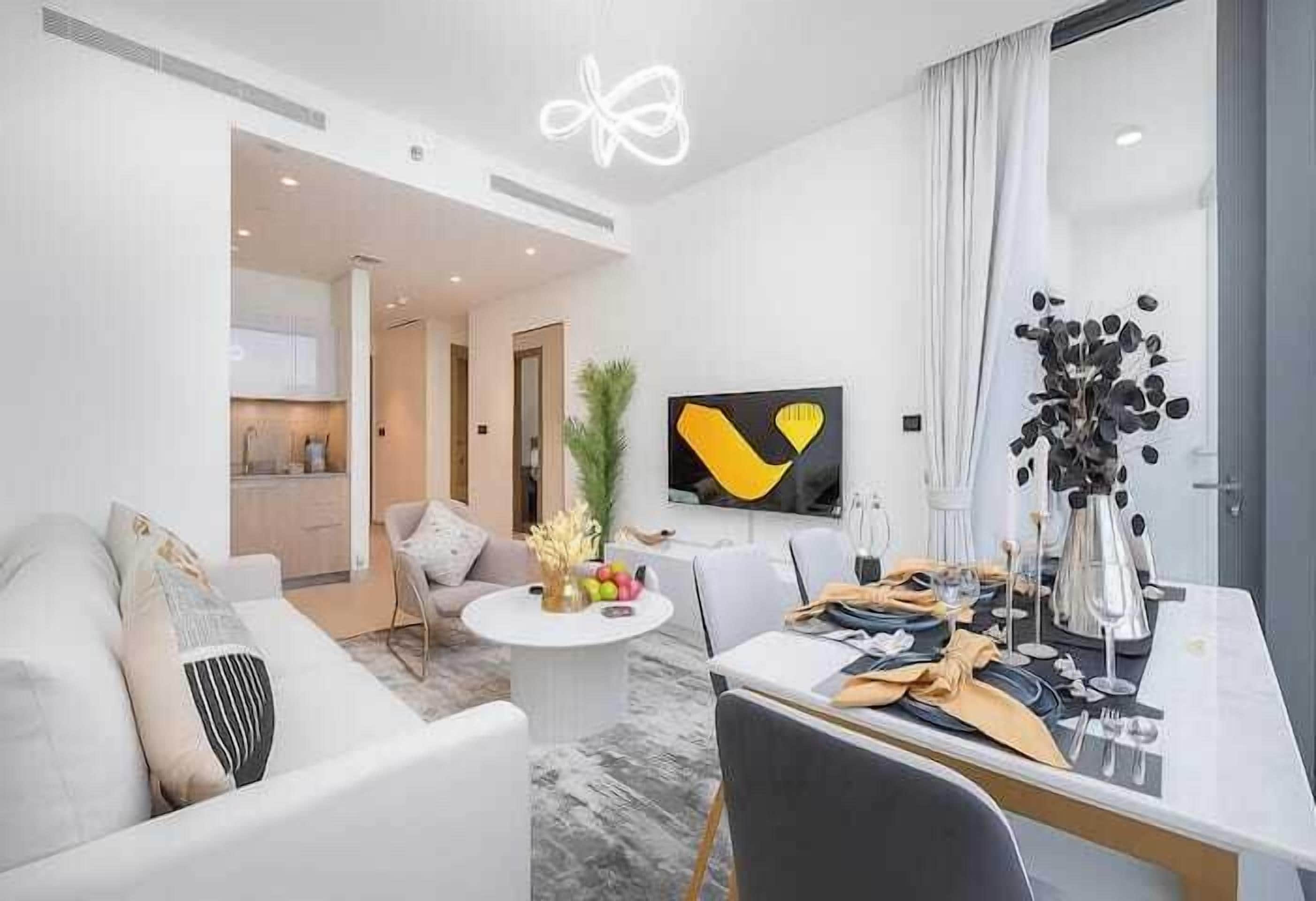 Luxe appartement, uitzicht op de stad | Woonruimte | Een 65-inch smart-tv met kabelzenders
