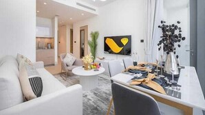 Luxury Apart Daire, Şehir Manzaralı | Oturma alanı | Kablolu TV kanalları bulunan 65 inç akıllı televizyon