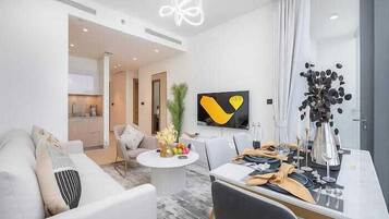 Luxe appartement, uitzicht op de stad | Woonruimte | Een 65-inch smart-tv met kabelzenders