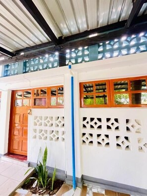 Family Twin Room, Patio, Garden View | Exterior detail - Bush Beach backpackers (Vilanculos)