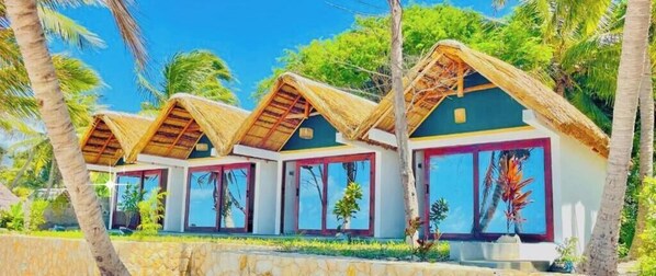 Deluxe tweepersoonskamer, patio, uitzicht op strand | Exterieur