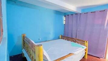 Tomannsrom – familie, terrasse, hageutsikt