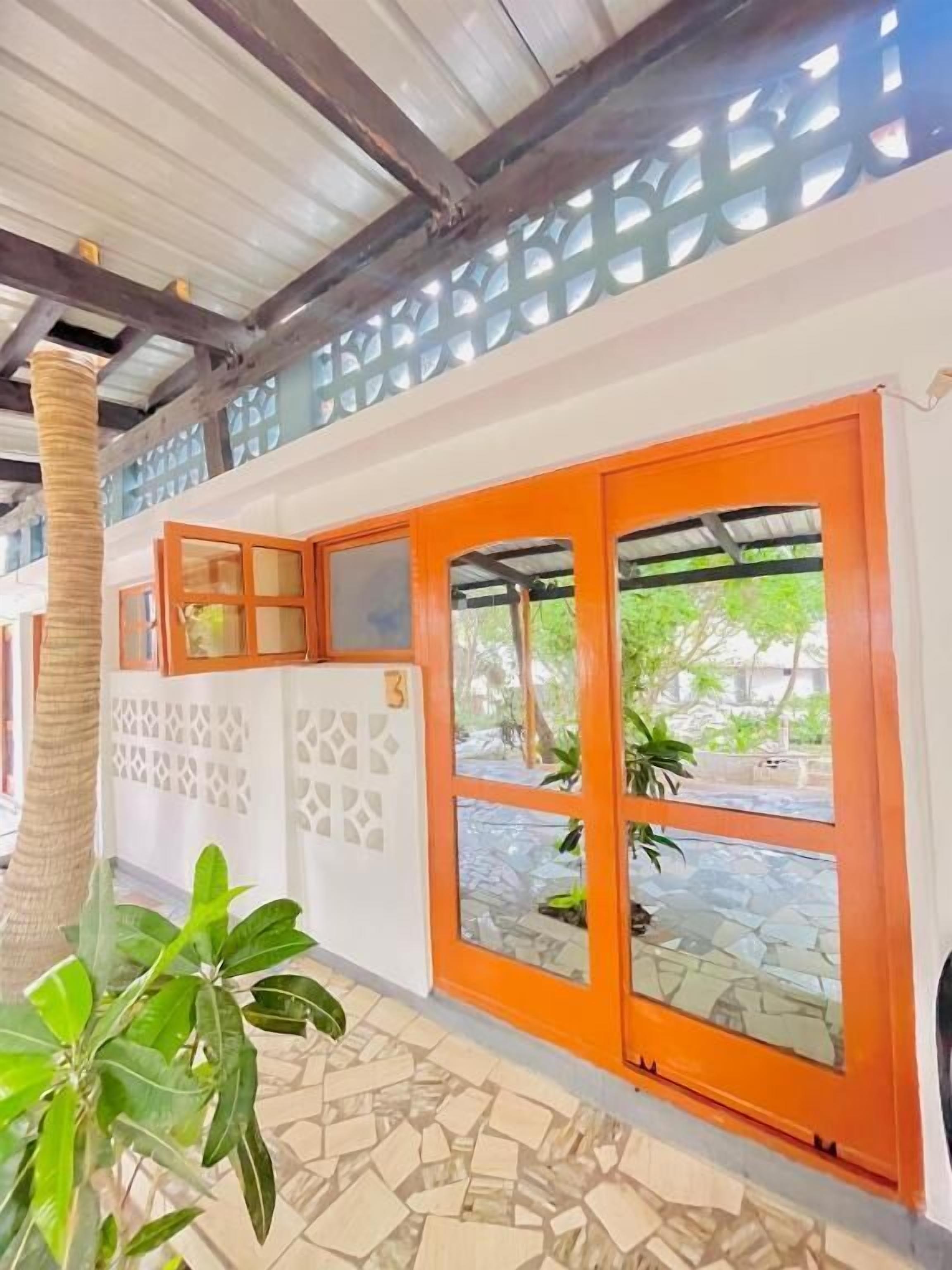 Quarto duplo família, varanda, vista para o jardim | Detalhe da fachada