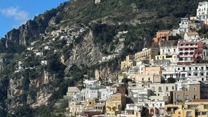 A coastal town with buildings built on steep cliffs overlooking the sea. - Rifugio con Terrazza Panoramica a Positano (Positano)
