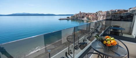 Suite estudio exclusiva, vista al mar | Restaurante al aire libre