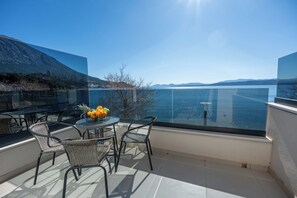 Comfort Studio, Sea View | Outdoor dining - Wind Rose apartments-beacfront (Igrane)