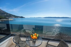 Studio Suite Eksklusif, pemandangan laut | Tempat makan outdoor