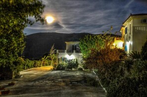 A modern building with a flat roof and a large driveway. - Mainades Studio - Andros Peaceful Retreat (Andros)