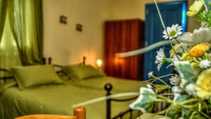Ein Schlafzimmer mit einem Bett, einem Nachttisch und einer Nachttischlampe.