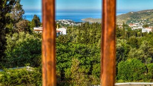 A coastal landscape with dense greenery and a view of the sea. - Mainades Maisonette - Andros Seaview Escape (Andros)