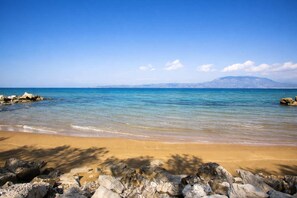 House - Absolute Beachfront Bliss in Perigiali Korinthia (Corinth)