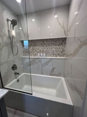 3 bedrooms, Internet - Casa 22 Luxury Modern 3BD 2BA Home in Skokie (Skokie)