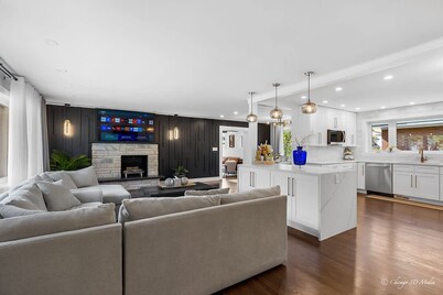 Casa 22 Luxury Modern 3BD 2BA Home in Skokie