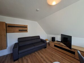 Living area - Apartment 'Ferienwohnung Zeitlos Wriezen 2' with Private Terrace, Garden & Wi-Fi (Wriezen)