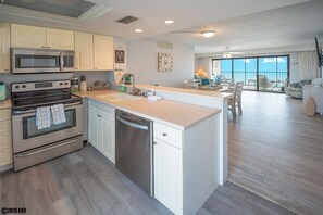 Fridge, microwave, oven, stovetop - 2B/2B Carlos Pointe Resort With Amazing Views! Carlos Pointe 431 (Fort Myers Beach)