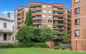 Exterior - Stunning Downtown Retreat With City Views (Surry Hills)