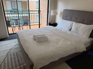 Room - Stunning Downtown Retreat With City Views (Surry Hills)